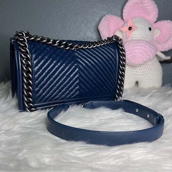 CHANEL Blue Crossbody Bag with Silver Chain - Picture 2 of 14